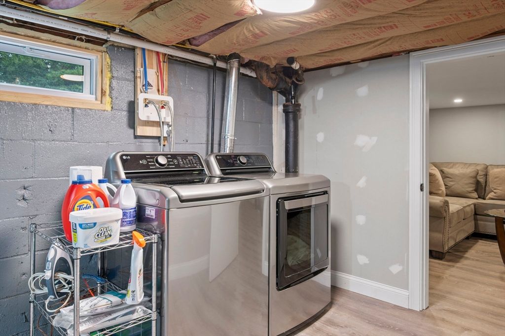 Interior, Recessed Lighting, Washer, Wood Texture Flooring