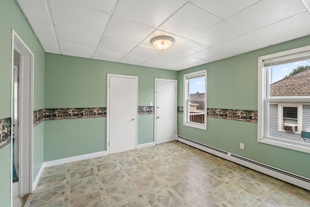 Empty room, Interior