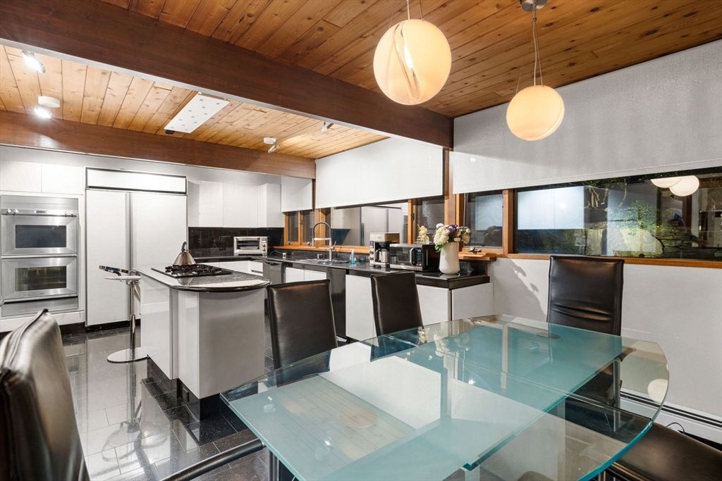 Dining room, Interior, Kitchen, Pendant Lights, Stainless Steel Appliances, Wooden Beams, Wooden Ceilings
