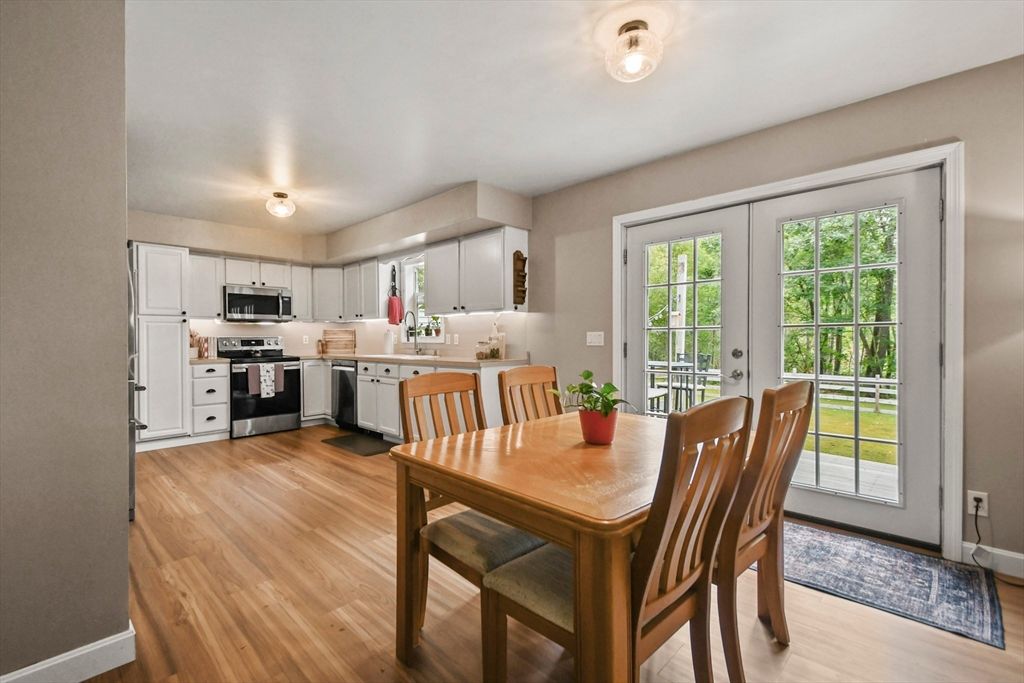 Dining room, Interior, Kitchen, Stainless Steel Appliances, Wood Texture Flooring