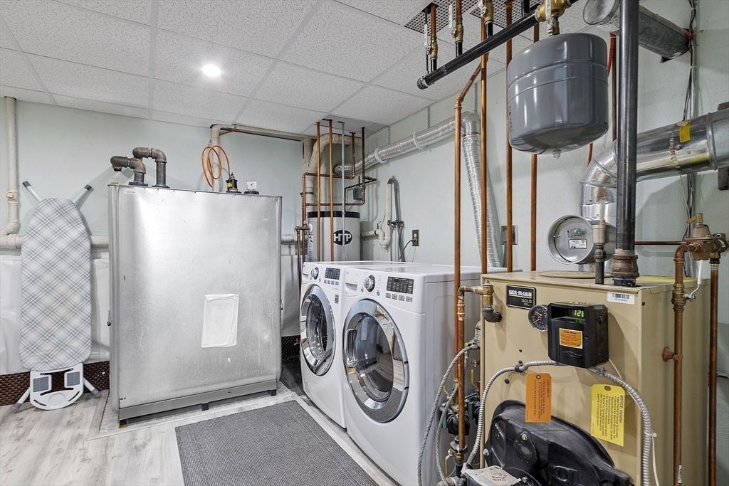 Interior, Recessed Lighting, Washer, Wood Texture Flooring