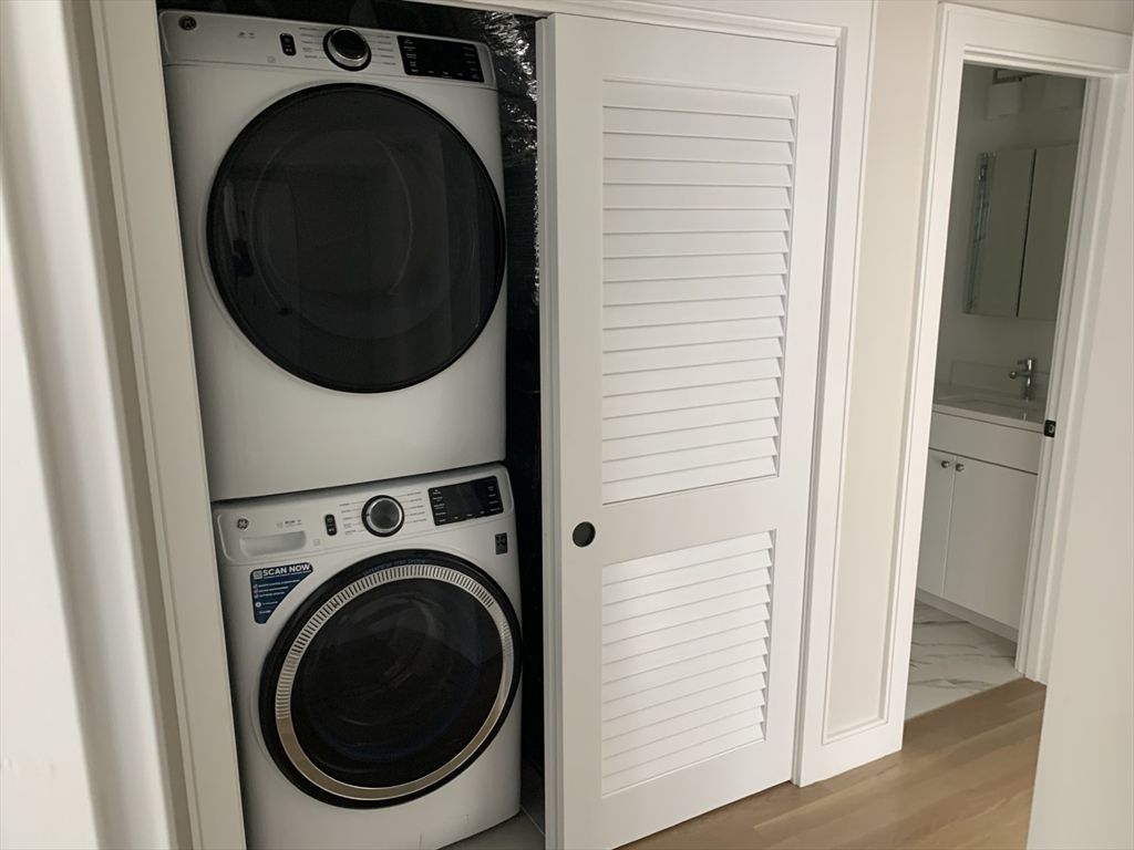 Interior, Utility Closets, Washer, Wood Texture Flooring