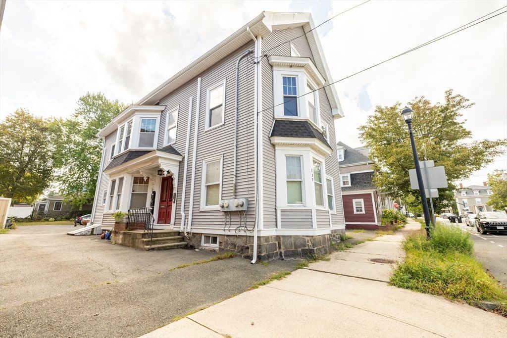 Exterior, Facade, Queen Anne Victorian