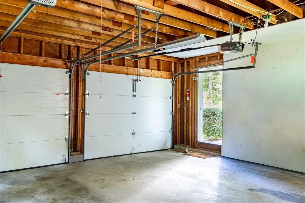 Garage, Interior, Wooden Beams