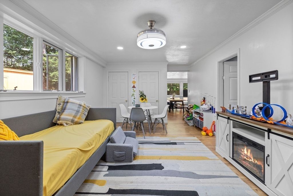 Dining room, Fireplace, Interior, Recessed Lighting, Wood Texture Flooring