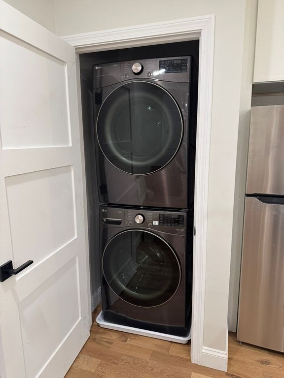 Interior, Utility Closets, Washer, Wood Texture Flooring