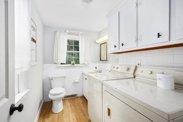 Interior, Washer, Wood Texture Flooring