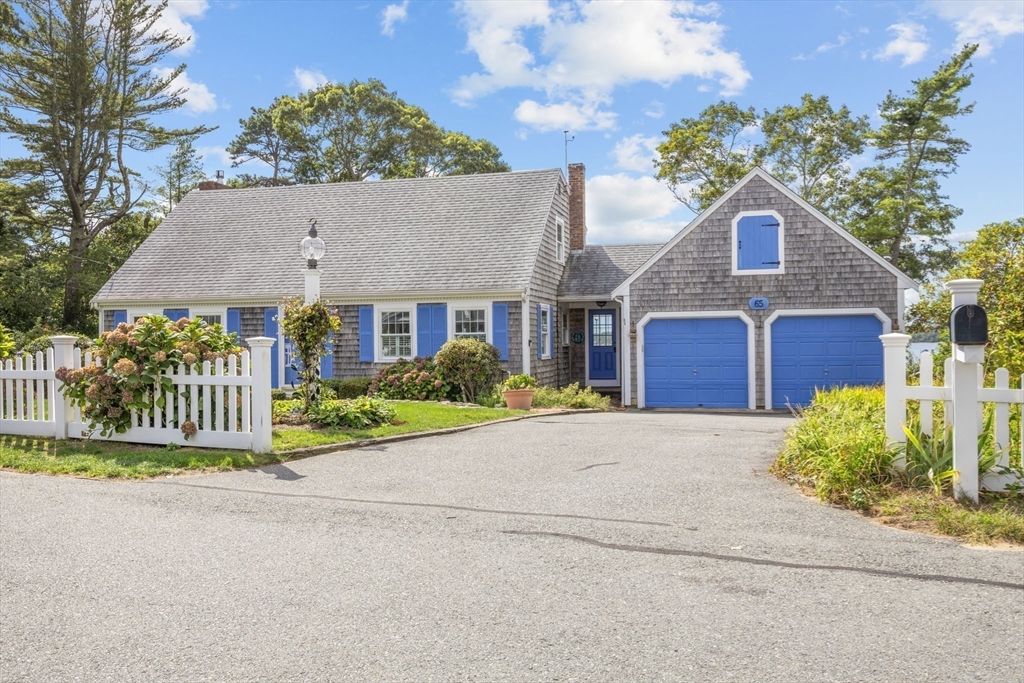 Attached, Exterior, Facade, Cape Cod