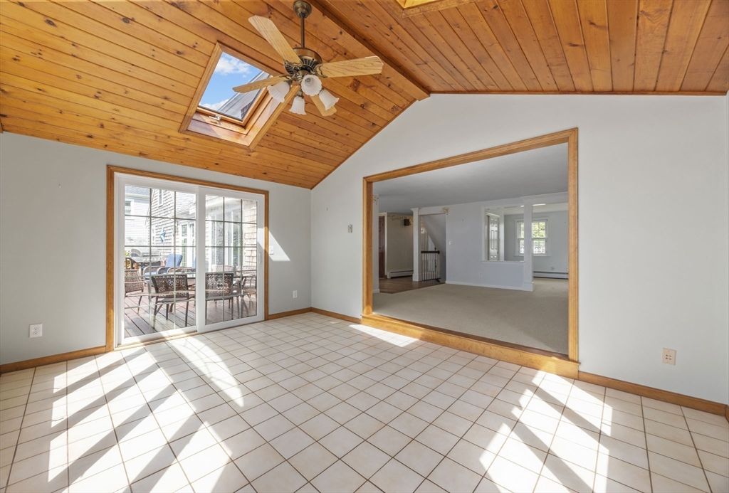 Empty room, Interior, Wooden Ceilings