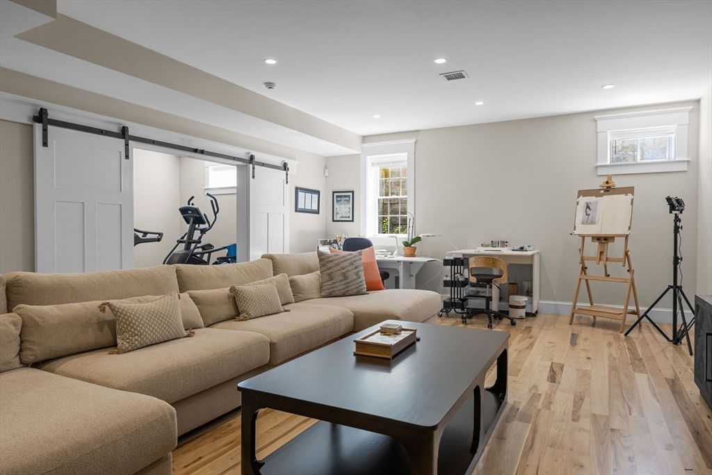 Fitness Equipment, Interior, Living room, Recessed Lighting, Wood Texture Flooring
