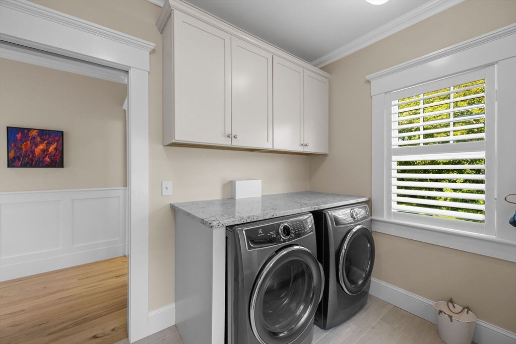 Interior, Recessed Lighting, Washer, Wood Texture Flooring