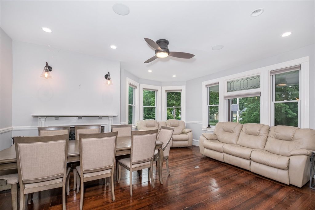 Dining room, Interior, Living room, Recessed Lighting, Wood Texture Flooring