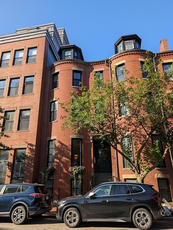 Exterior, Facade, Brick Facade, Rowhouse