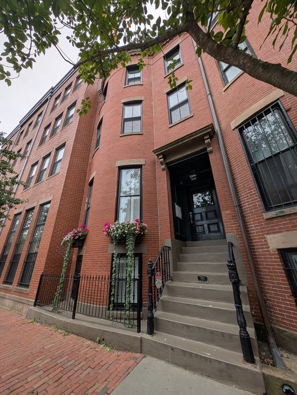 Exterior, Facade, Brick Facade, Rowhouse