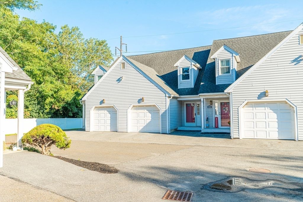 Attached, Exterior, Facade, Cape Cod