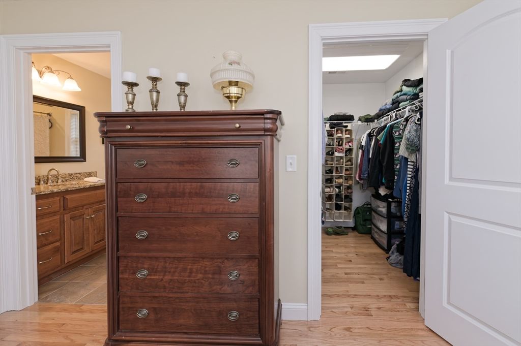 Interior, Walk-in Closets, Wood Texture Flooring