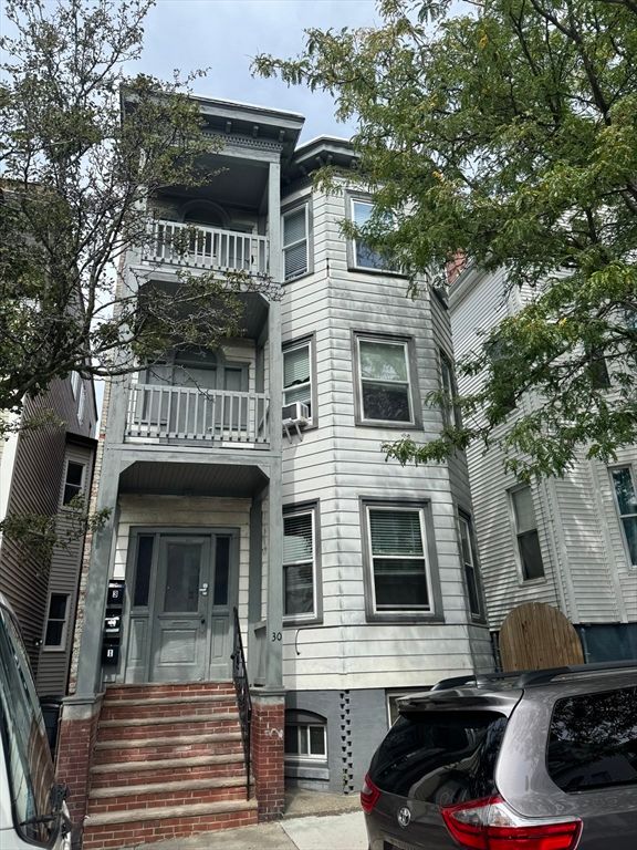 Exterior, Facade, Rowhouse