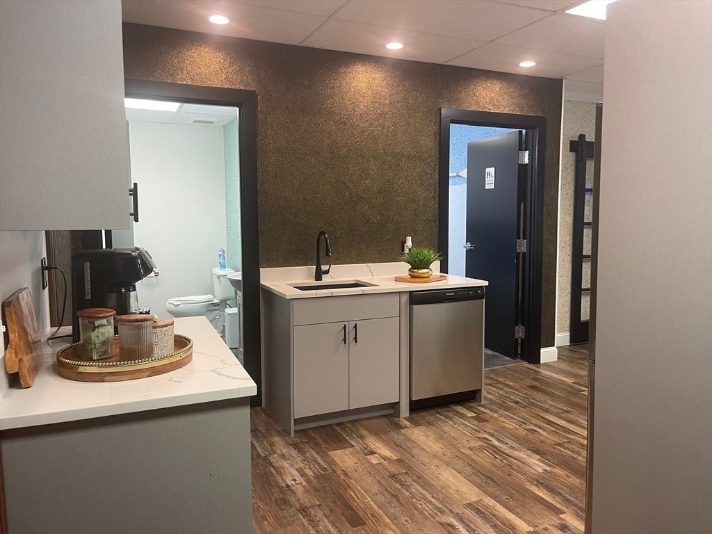 Bathroom, Interior, Kitchen, Recessed Lighting, Wood Texture Flooring