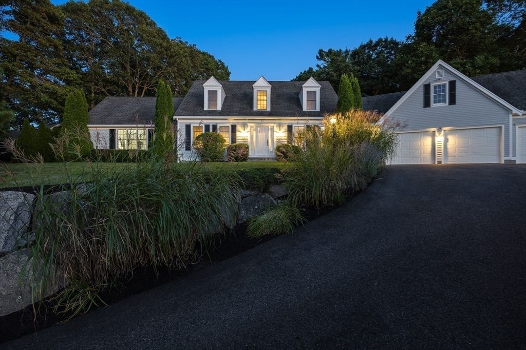 Attached, Exterior, Facade, Cape Cod