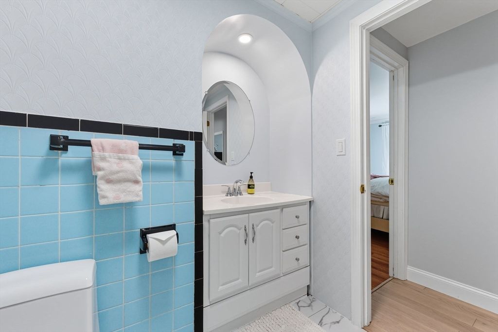 Bathroom, Interior, Recessed Lighting, Wood Texture Flooring