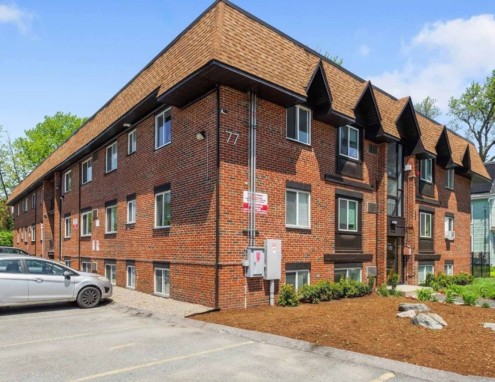 Exterior, Facade, Brick Facade, Rowhouse