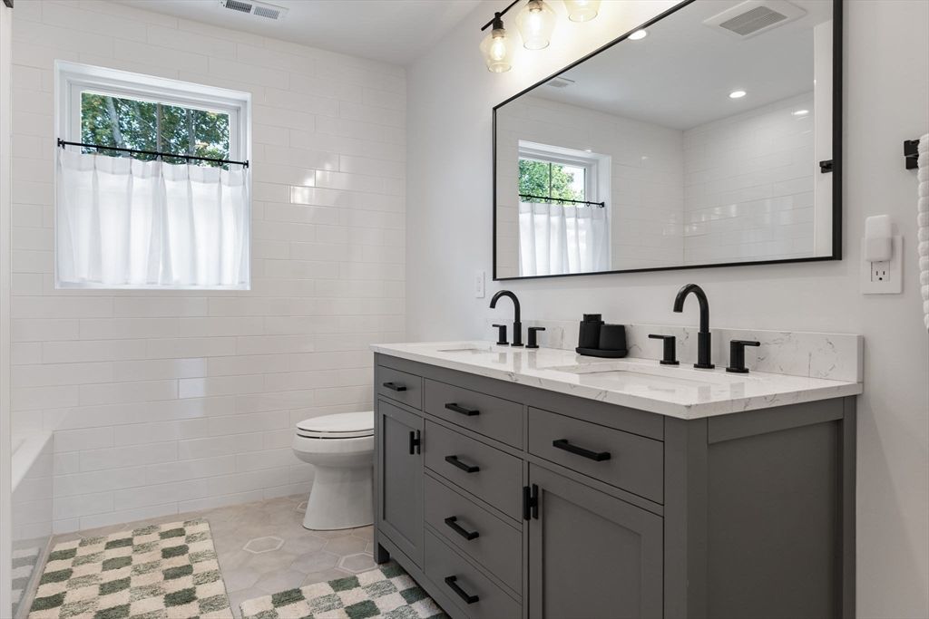Bathroom, Dual Sink Vanities, Interior, Recessed Lighting