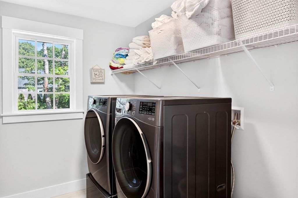 Interior, Washer, Wood Texture Flooring