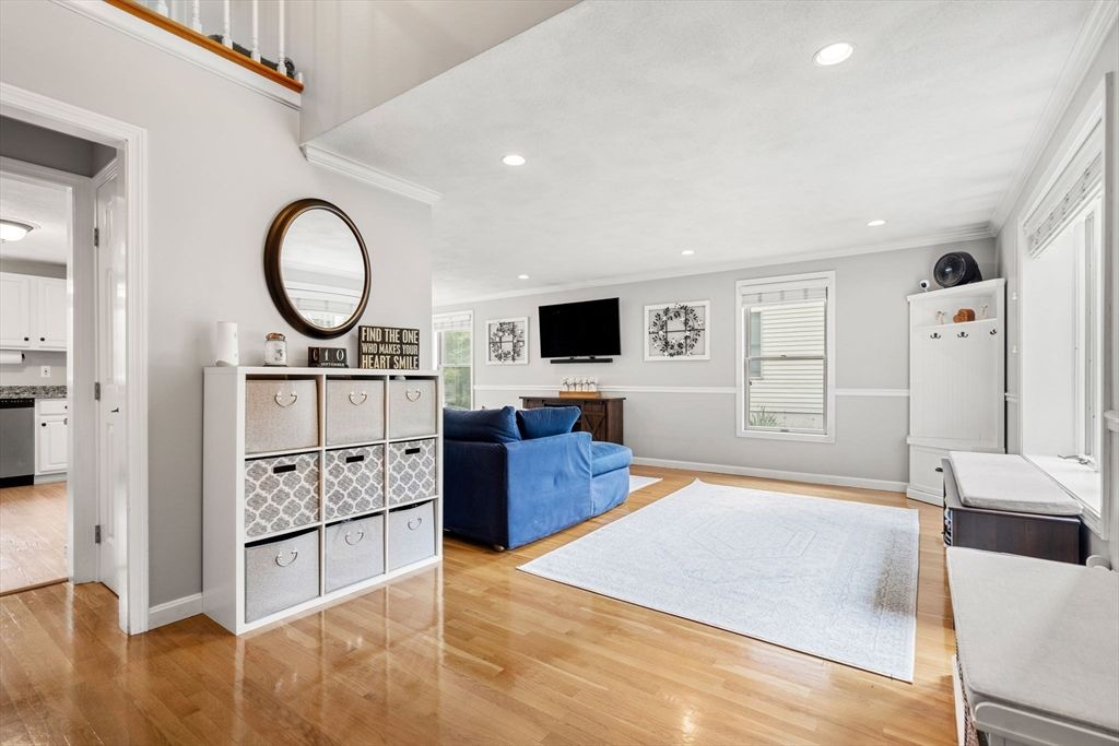 Interior, Recessed Lighting, Wood Texture Flooring