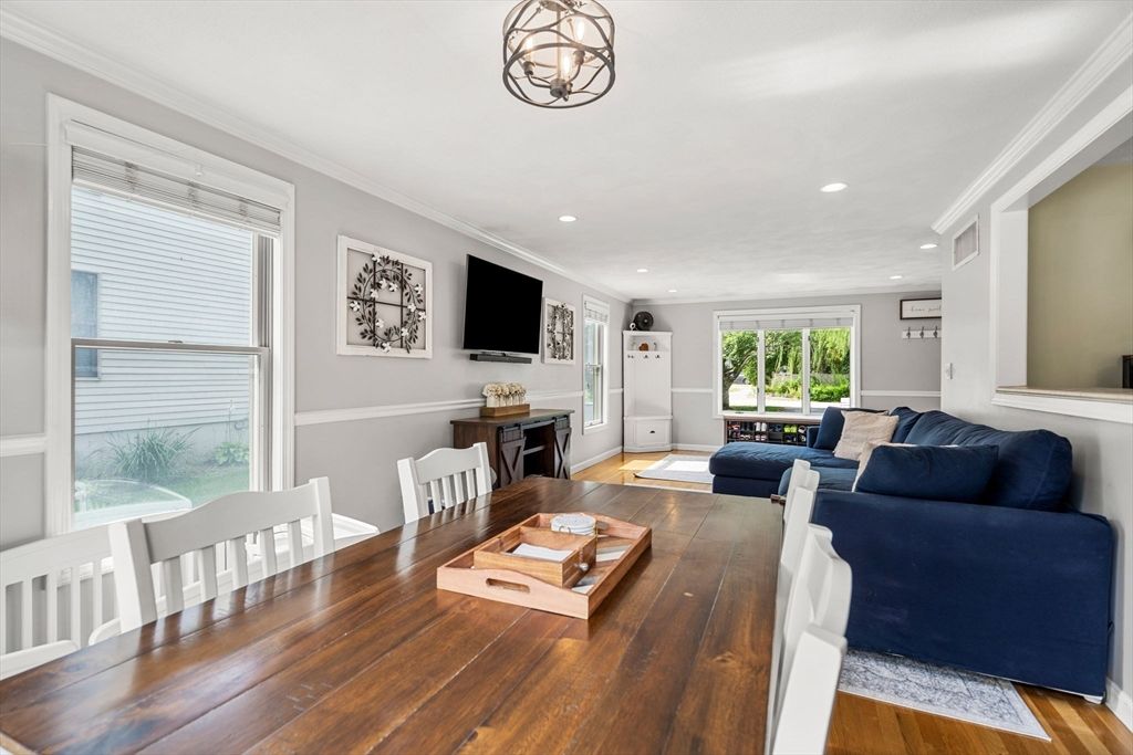 Dining room, Interior, Living room, Recessed Lighting, Wood Texture Flooring
