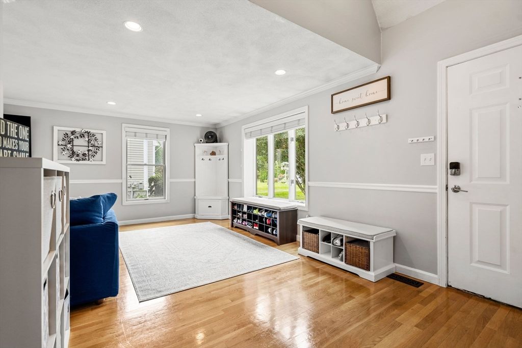 Interior, Recessed Lighting, Wood Texture Flooring