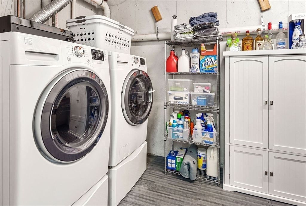 Interior, Utility Closets, Washer, Wood Texture Flooring