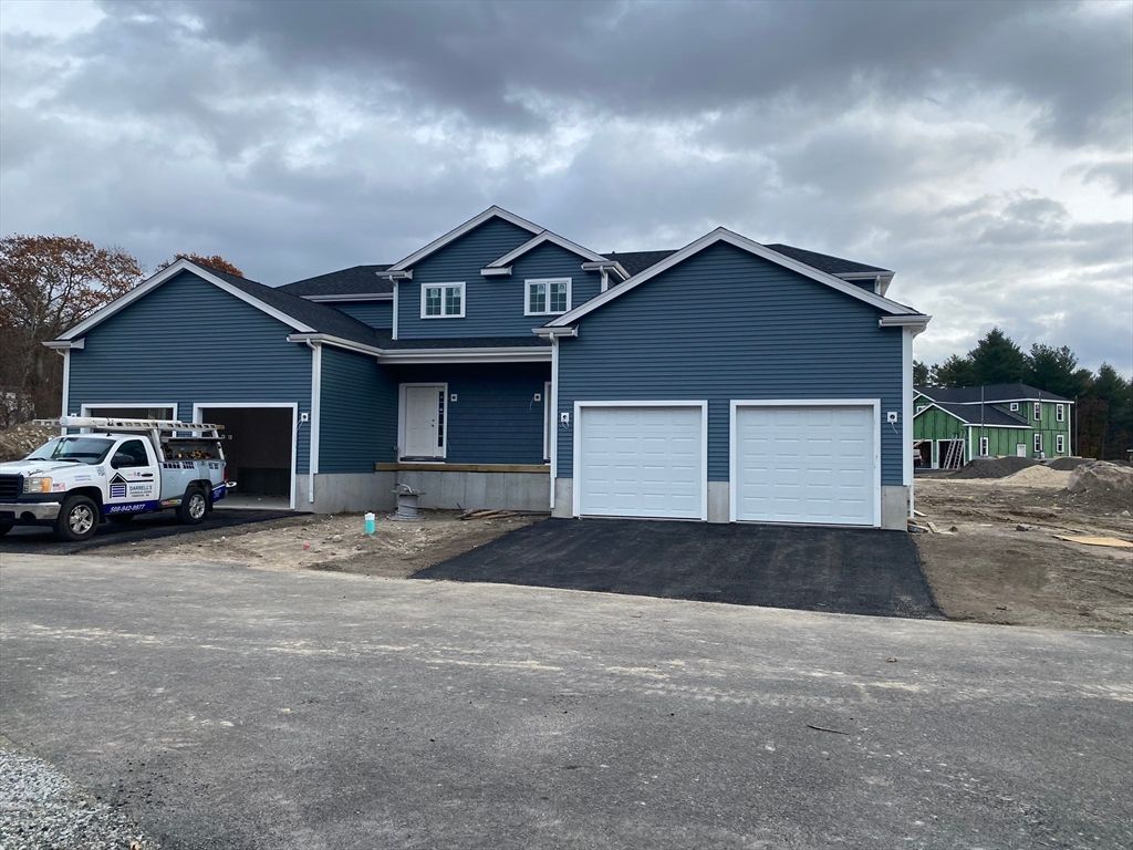 Attached, Exterior, Facade, American Craftsman