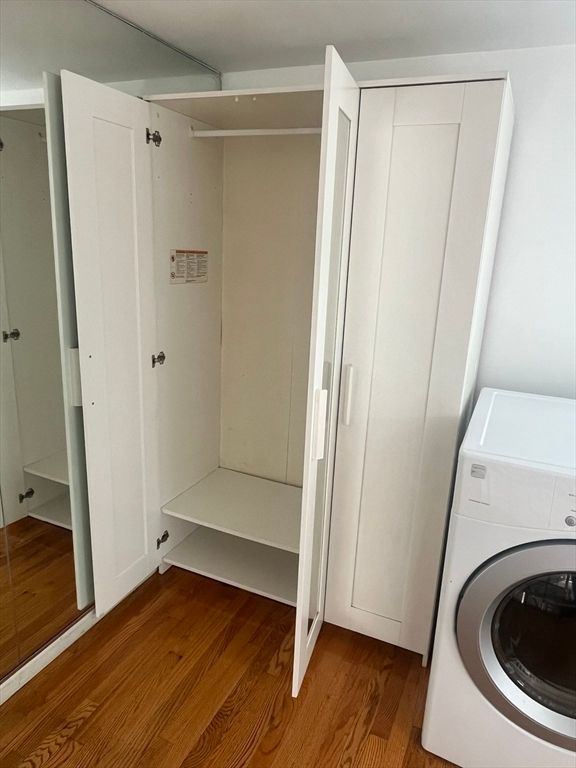 Interior, Utility Closets, Washer, Wood Texture Flooring