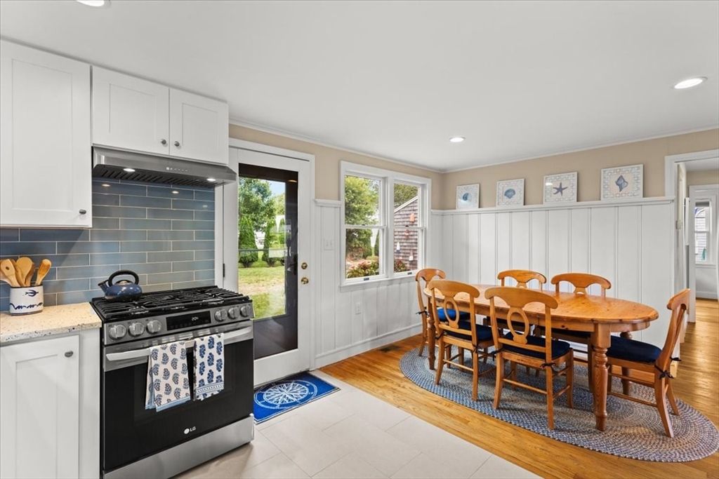 Dining room, Interior, Kitchen, Recessed Lighting, Wood Texture Flooring