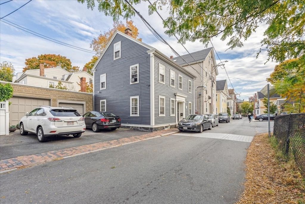 Attached, Exterior, Facade, Queen Anne Victorian