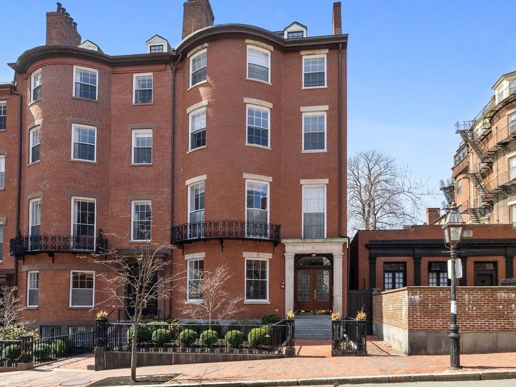 Exterior, Facade, Brick Facade, Rowhouse