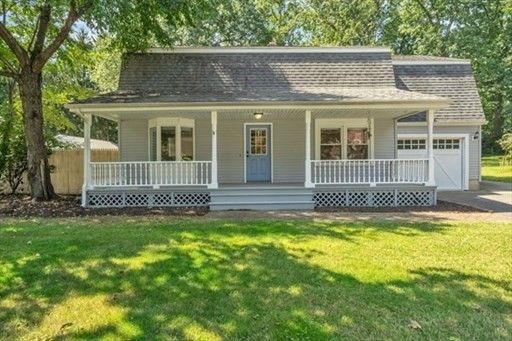 Attached, Exterior, Facade, Cape Cod