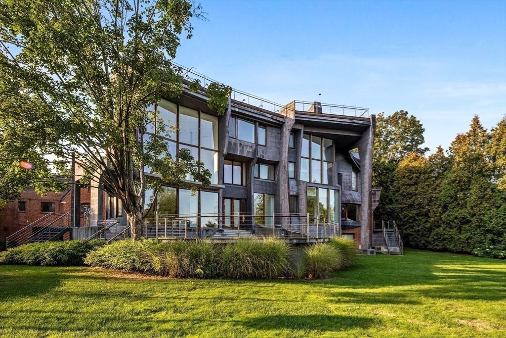 Backyard, Exterior, Facade, Brick Facade, Modern