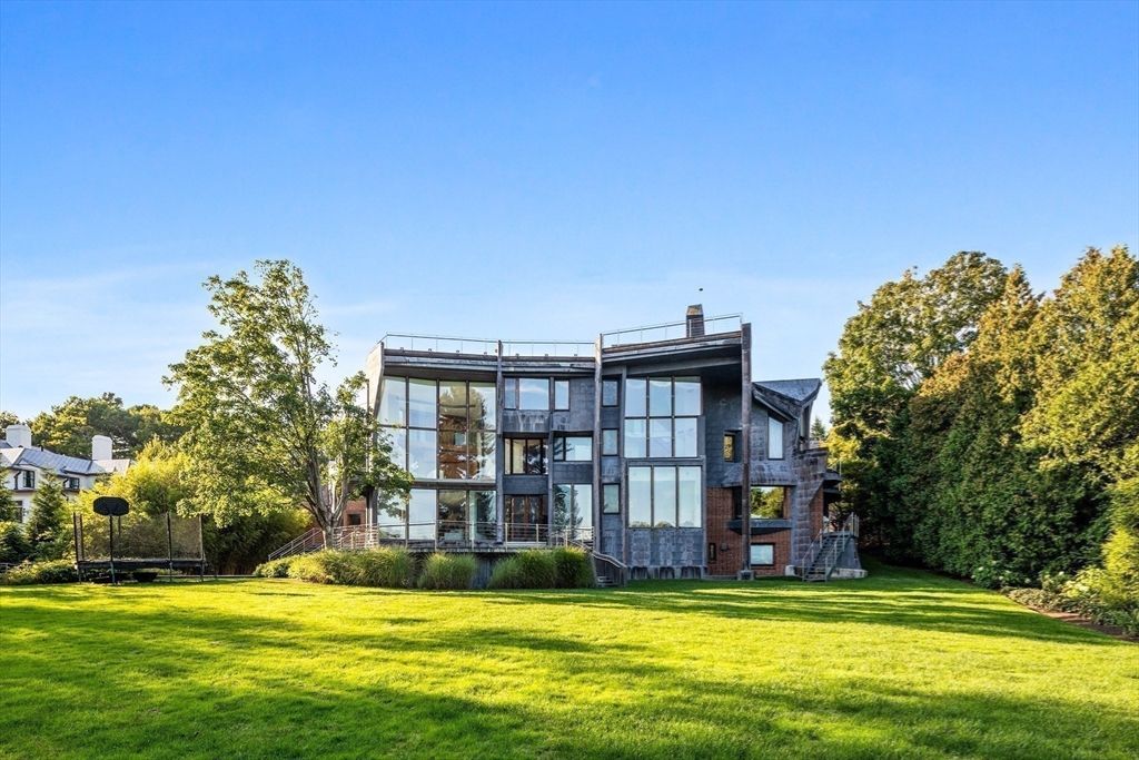 Backyard, Exterior, Facade, Brick Facade, Modern