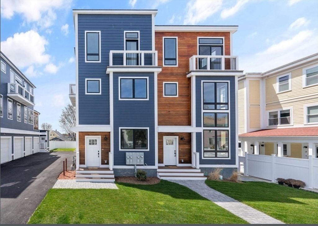 Exterior, Facade, Rowhouse