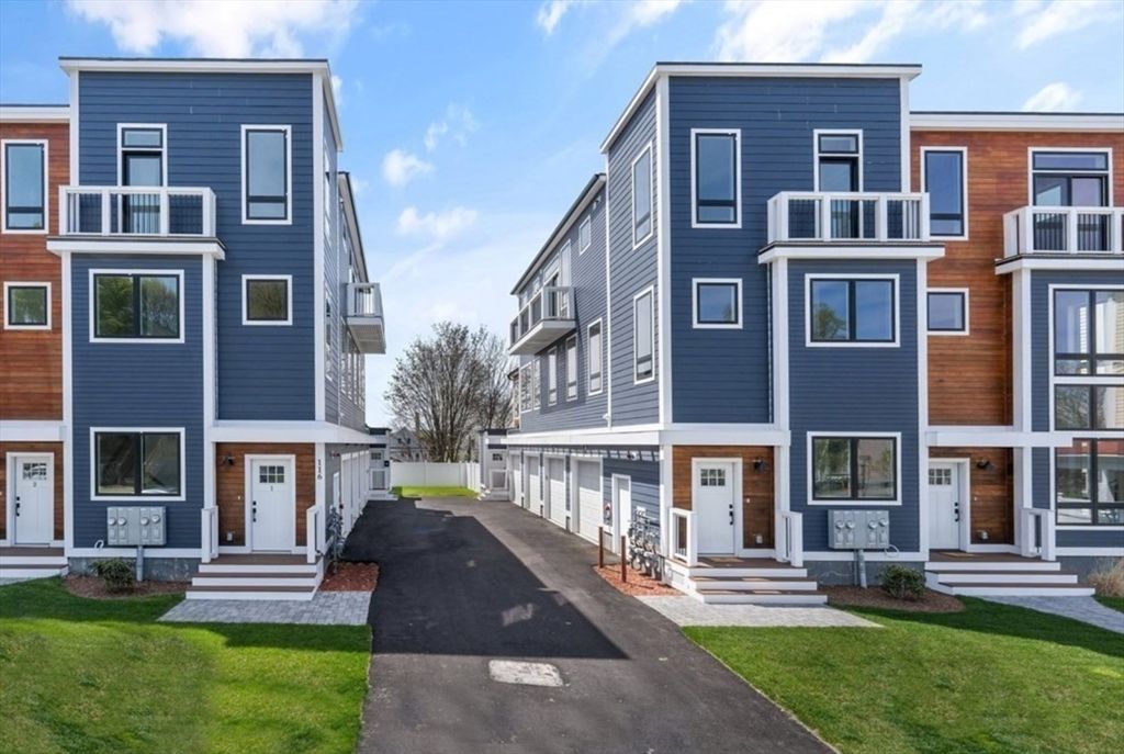 Exterior, Facade, Rowhouse