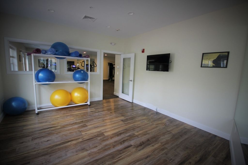 Fitness Equipment, Interior, Recessed Lighting, Wood Texture Flooring