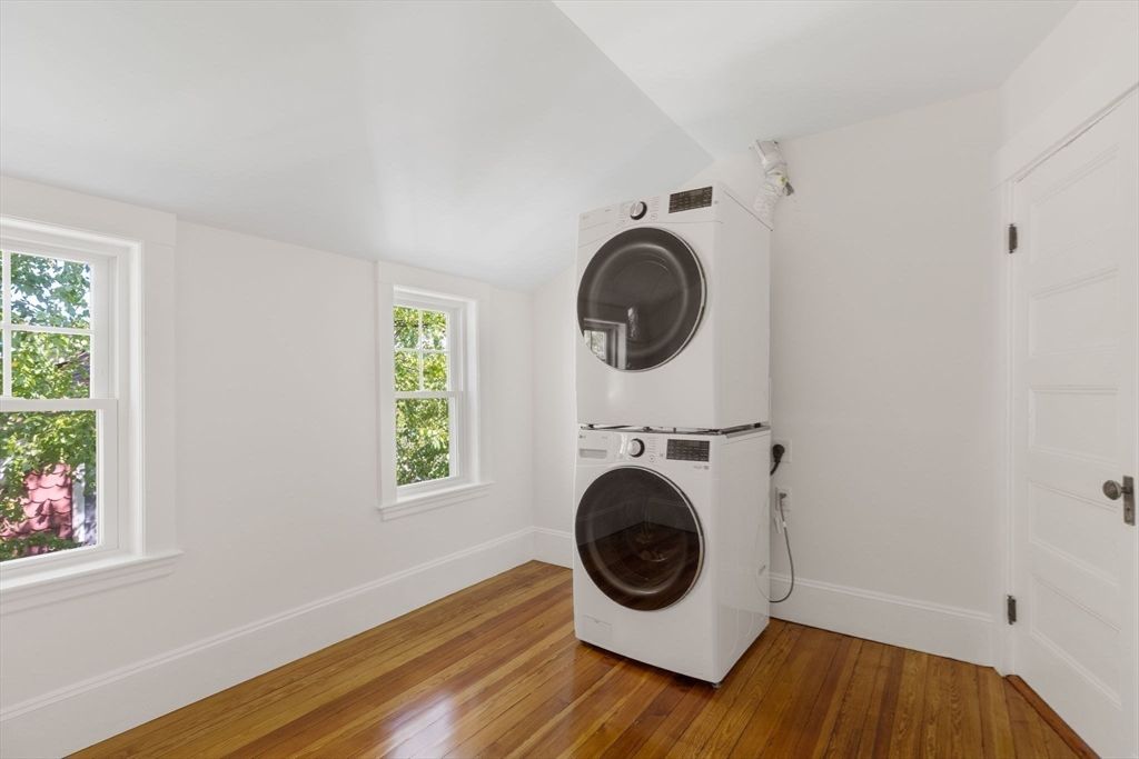 Interior, Utility Closets, Washer, Wood Texture Flooring