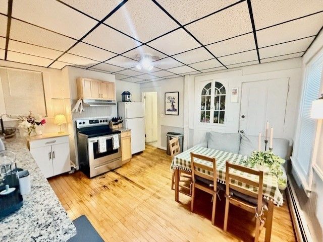 Dining room, Interior, Kitchen, Stainless Steel Appliances, Wood Texture Flooring