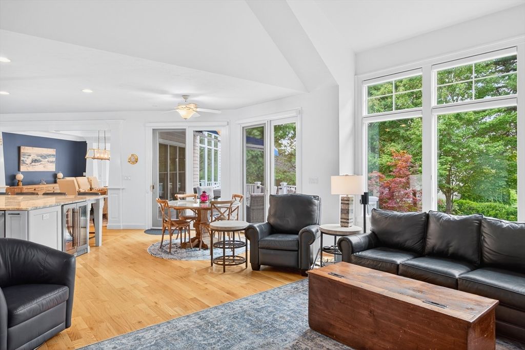 Dining room, Interior, Living room, Pendant Lights, Recessed Lighting, Wood Texture Flooring