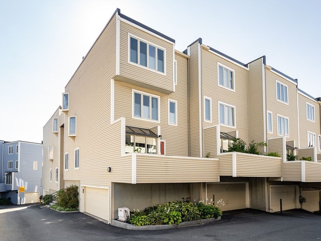 Attached, Exterior, Facade, Rowhouse