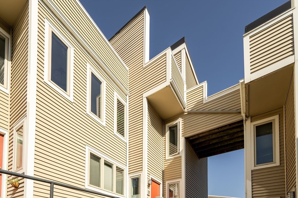 Exterior, Facade, Rowhouse