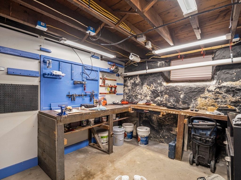 Garage, Interior, Wooden Beams