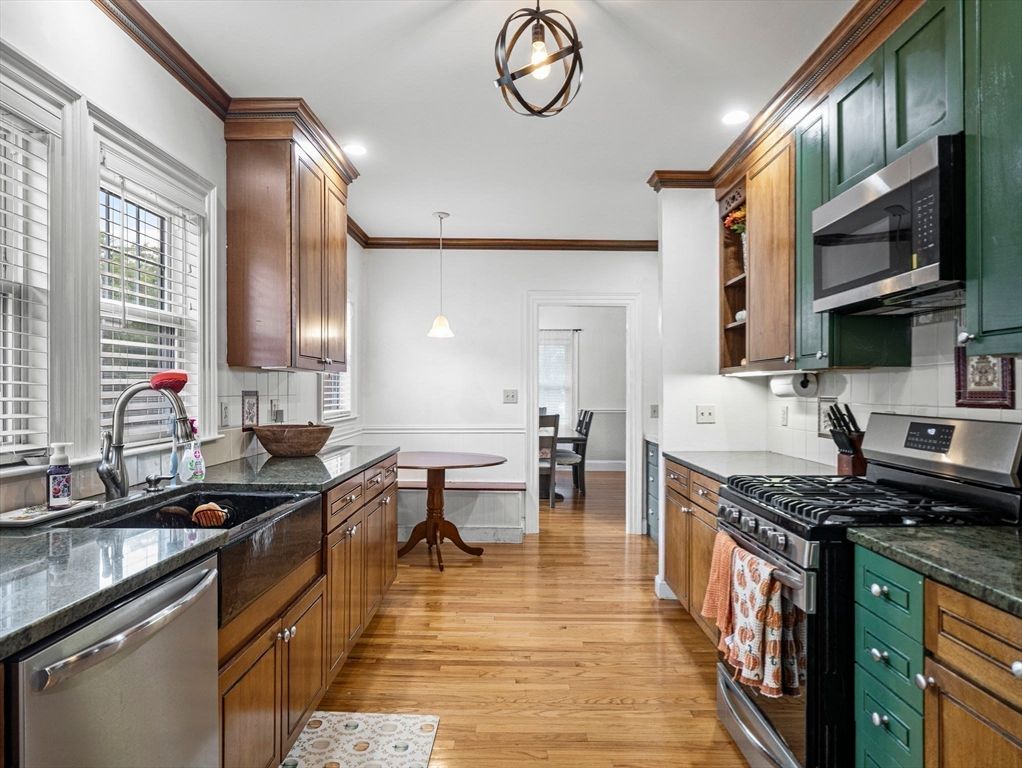 Dining room, Interior, Kitchen, Pendant Lights, Recessed Lighting, Wood Texture Flooring