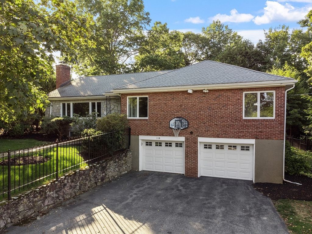 Attached, Exterior, Facade, Brick Facade, Raised Ranch